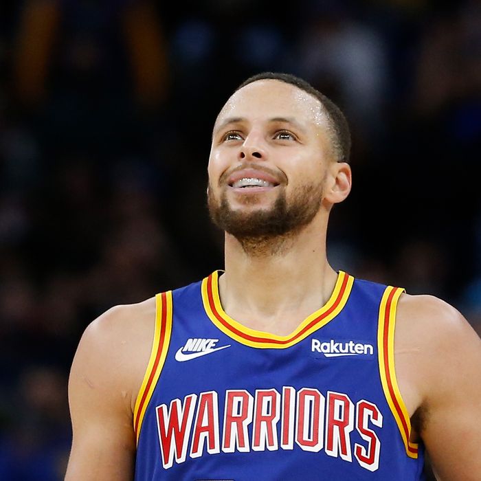 Stephen+Curry+Passes+Ray+Allen+to+Become+All+Time+3+Pointers+Leader