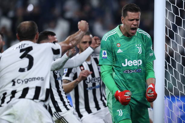 TURIN, ITALY - OCTOBER 17: (BILD OUT) Wojciech Szczesny of Juventus FC cheers after saving the penalty kick of Jordan Veretout of AS Roma during the Serie A match between Juventus and AS Roma at Juventus Stadium on October 17, 2021 in Turin, Italy. (Photo by Sportinfoto/DeFodi Images via Getty Images)